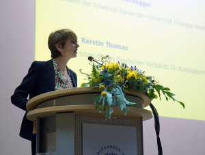 Foto von Kerstin Thomas im Rahmen der Kongresseröffnung in Erlangen